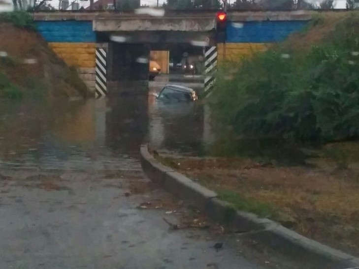 У Білгороді-Дністровському на Одещині через зливу тонуть автівки - фото 1