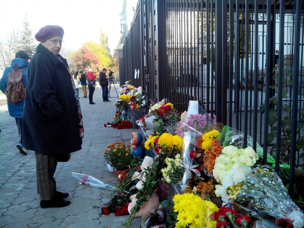 "Сумуємо разом з Росією": Як кияни вшановують пам`ять загиблих в єгипетській авіакатастрофі  - фото 3