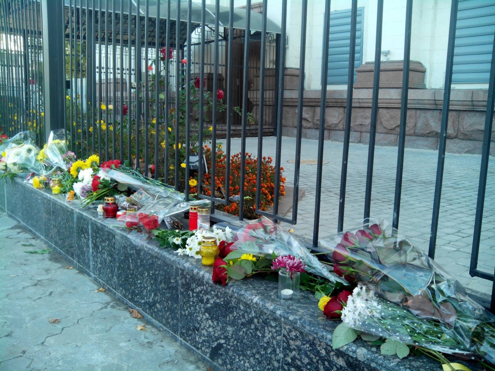 "Сумуємо разом з Росією": Як кияни вшановують пам`ять загиблих в єгипетській авіакатастрофі  - фото 9