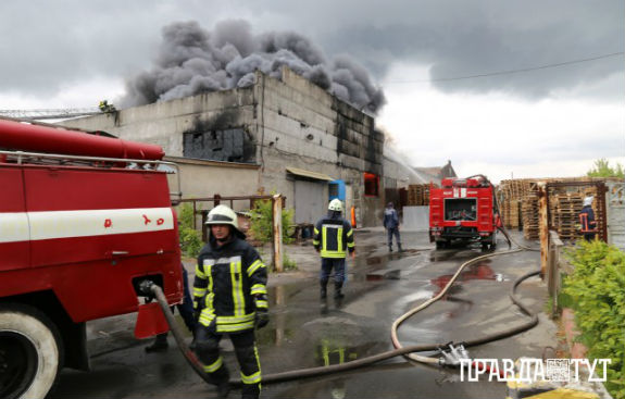 Під Києвом - мегапожежа: палають склади з фарбою - фото 1