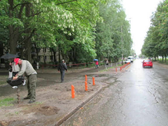 У Києві з водіями, що паркуються на газонах, борються дідівським методом - фото 1