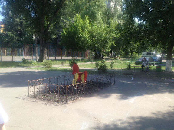 На Оболоні відкрили пам`ятник дитячому майданчику (ФОТО) - фото 1