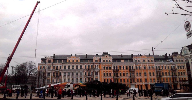 У центрі Києва під звуки трембіти почали монтувати головну ялинку країни - фото 3
