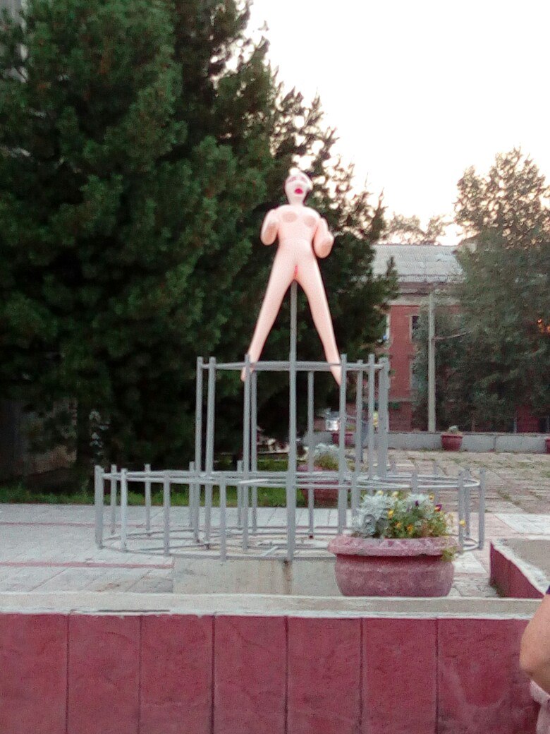 На Росії рожеву жінку з секс-шопу посадили на кіл у будівлі адміністрації - фото 2