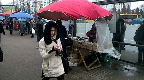 Як у Києві виходи з метро перетворилися на базари трусів та шкарпеток - фото 5