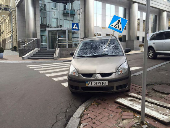 У Києві водій-жлоб перекрив пішохідний перехід  - фото 2