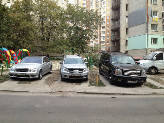 У Києві жлоби на іномарках захопили землю і влаштували незаконну парковку - фото 1