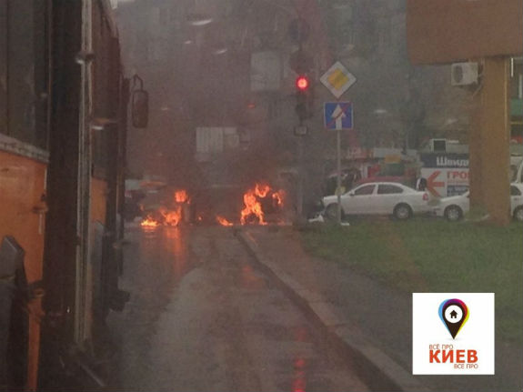У Києві сталося жахливе ДТП: одна з машин палає у вогні - фото 1
