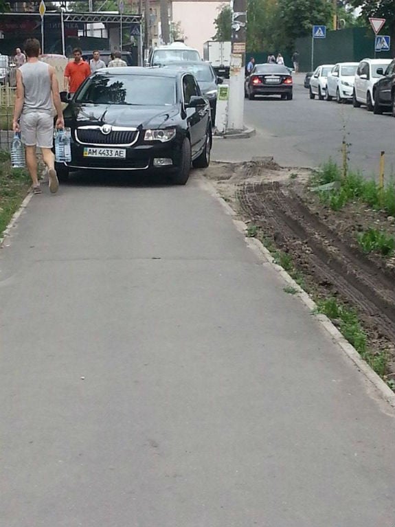 На вулицях Києва водії продовжують перемагати у конкурсі "Паркуюсь, як дегенерат"  - фото 1