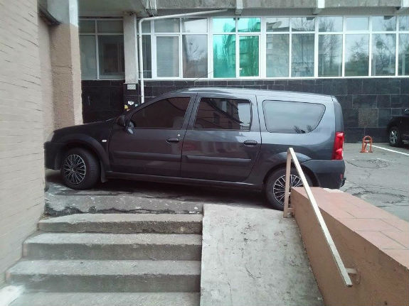У Києві водій з Черкас став переможцем конкурсу "Паркуюсь, як жлоб" - фото 1