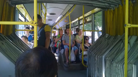 "Київпастранс" перевозить пасажирів у тролейбусах-душогубках  - фото 3