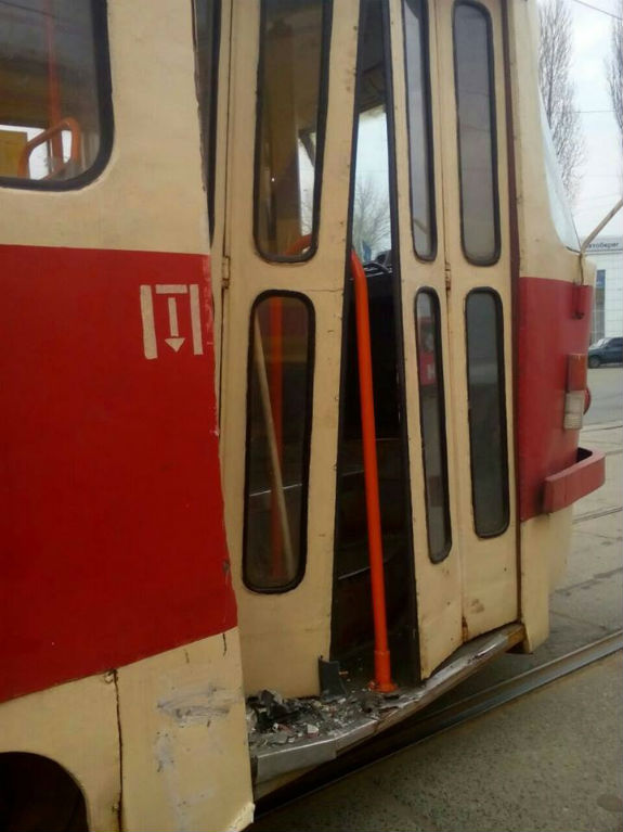 У Києві вантажівка взяла на таран трамвай  - фото 2
