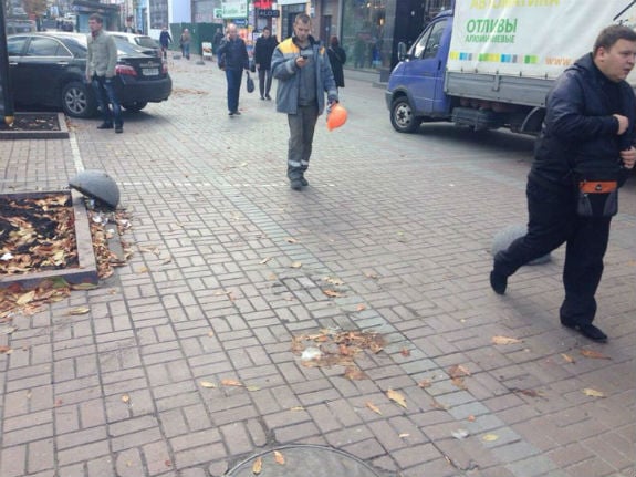  Невідомі вандали відновили парковку на пішохідній зоні Хрещатика  - фото 1