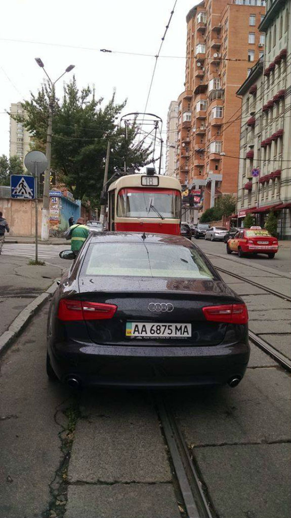 У центрі столиці герой рубрики "Паркуюсь, як дегенерат" перекрив рух трамваїв (ФОТОФАКТ) - фото 1