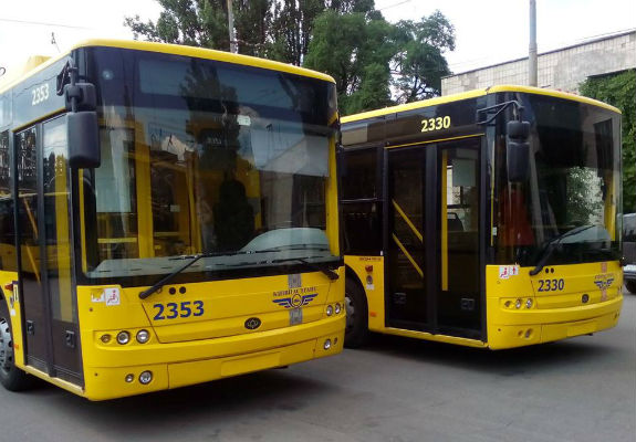 Глибинні київські реформи у дії: Тролейбуси "одягли" у вишиванки (ФОТО) - фото 1