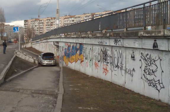 Водій-дегенерат заблокував підземний пішохід у Києві - фото 1