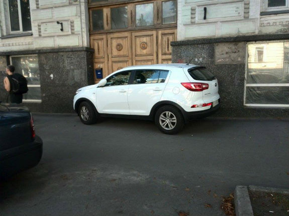 У центрі Києва знайшовся чемпіон рубрики "Паркуюсь, як дегенерат" - фото 1