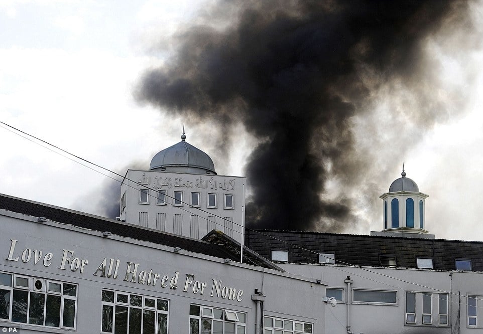 У Лондоні з невідомих причин спалахнула найбільша мечеть Західної Європи (ФОТО) - фото 1