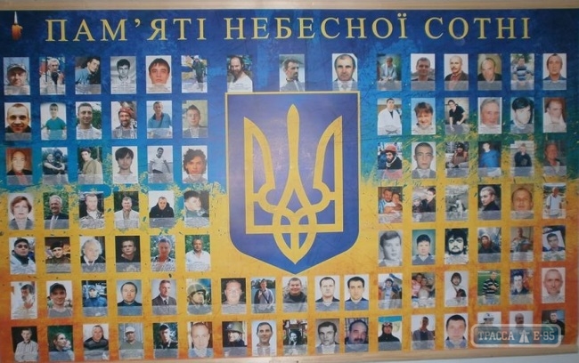 Стенди пам'яті Небесної сотні і героїв АТО з'явилися в Красноокнянській РДА - фото 1