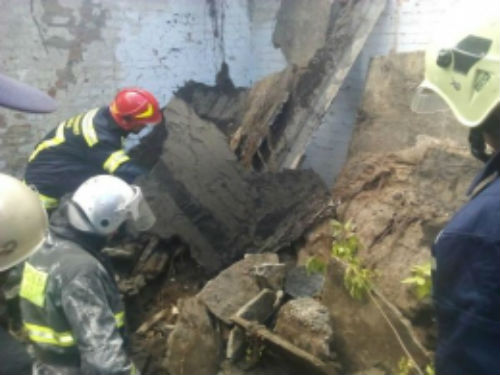 У Києві стався обвал будівлі: під завалом опинився 16-річний хлопець  - фото 1