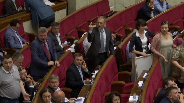 Як Пашинський тикає середній палець у Раді - фото 1 Як Пашинський тикає середній палець у Раді - фото 1