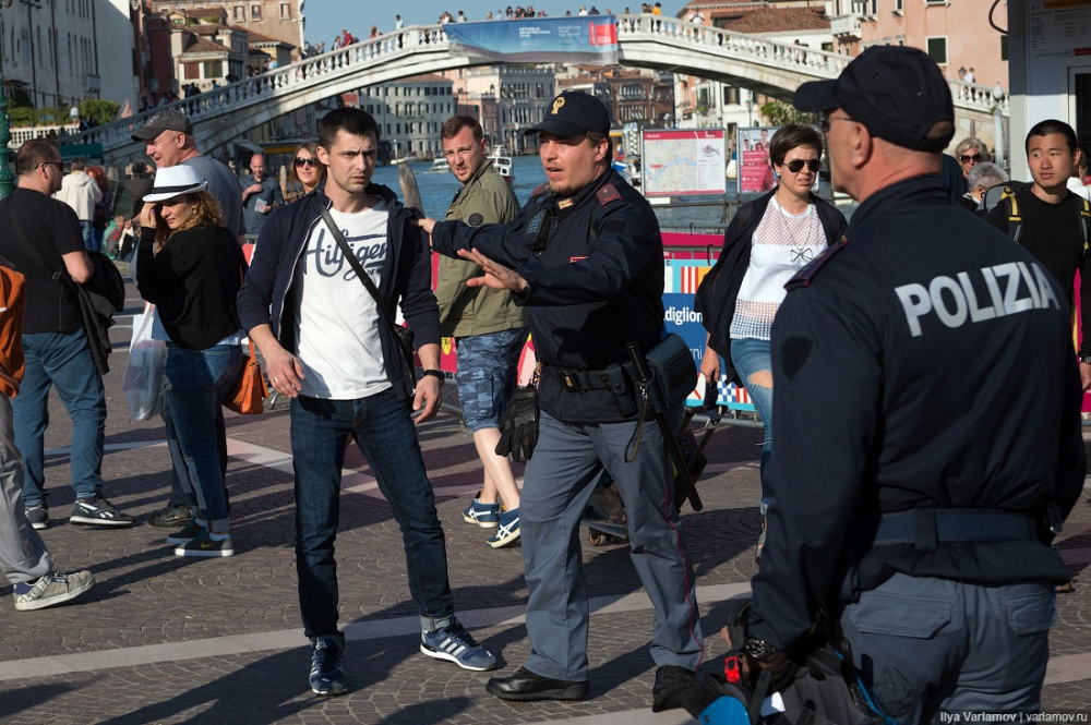 У Венеції українці та росіяни влаштували бійку через прапори "ДНР" - фото 2