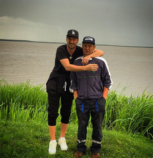 Мілевський рибалить з батьками в Білорусі - фото 1