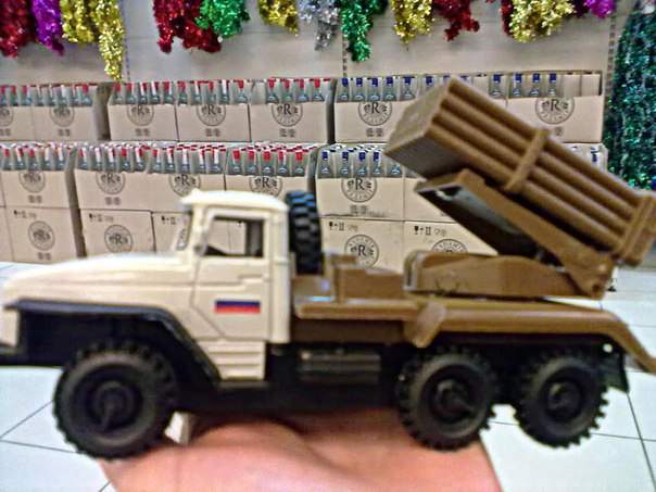 У Луганську російські окупанти пропонують дітям іграшкові "гради" (ФОТО) - фото 5