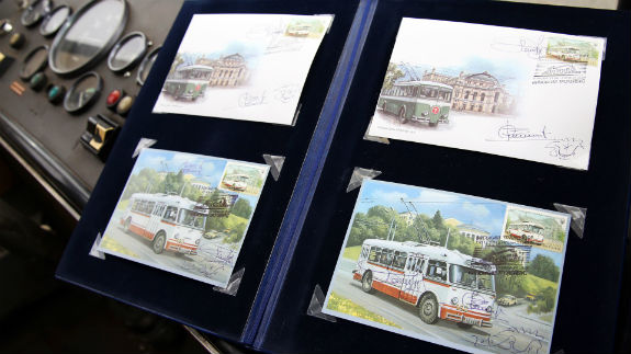 На Майдані презентували поштову марку "Київський тролейбус" - фото 1