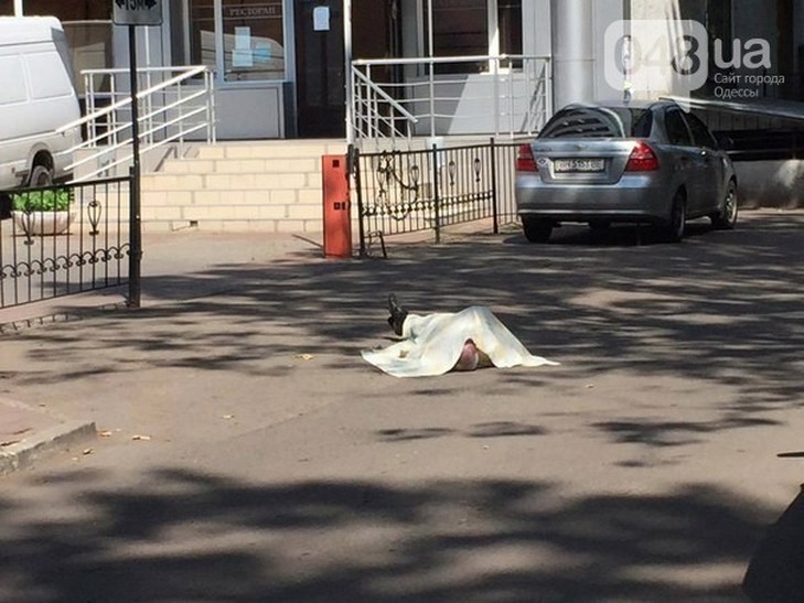 На Одещині посеред вулиці помер чоловік - фото 1