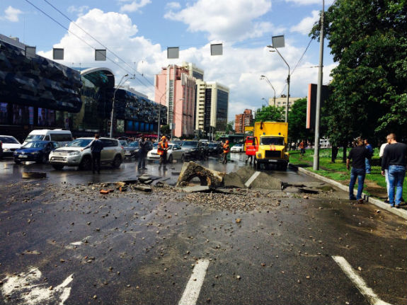 В центрі Києва прорвало трубу з гарячою водою: хвиля накрила людей на зупинці  - фото 1