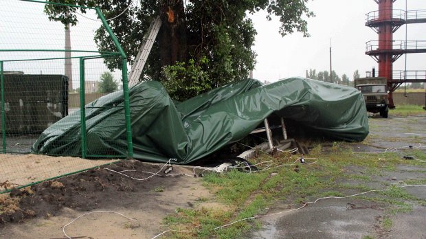 На Луганщині буревій зруйнував наметове містечко переселенців (ФОТО, ВІДЕО) - фото 1