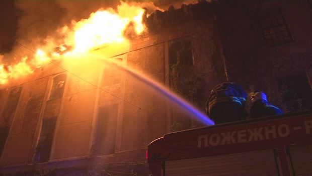 Як на Львівщині до ранку гасили пожежу на цукровому заводі (ФОТО, ВІДЕО) - фото 1