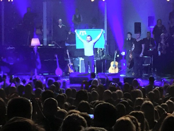 Вакарчук підняв кримськотатарський прапор на концерті в Києві (ФОТОФАКТ) - фото 1