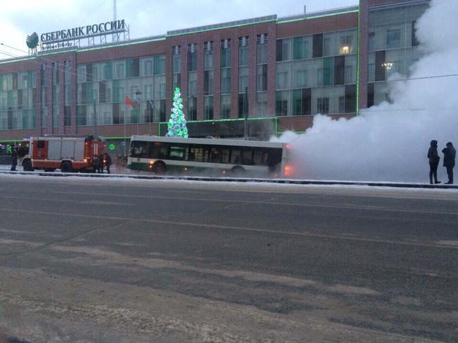 У Петербурзі автобус з пасажирами провалився у трубопровід з окропом (ФОТО) - фото 1