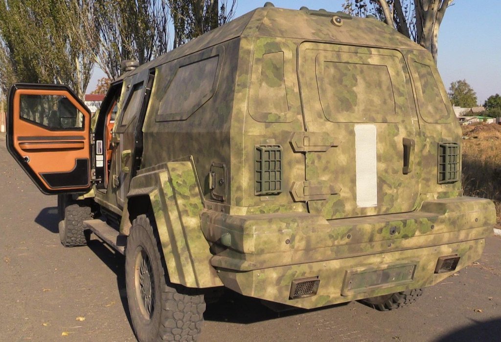 Бойовики похизувалися бронемобілем Януковича за $500 000 (ФОТО) - фото 2