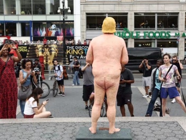 У містах США з'явився голий Трамп без чоловічого органу  - фото 2