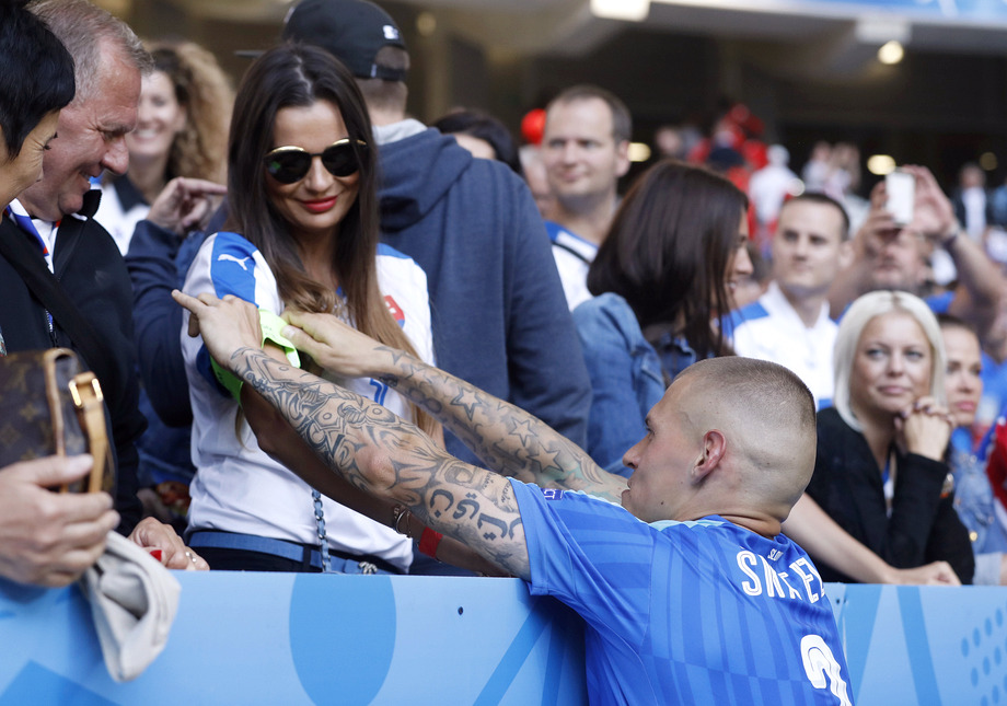 Як дружини гравців збірної Словаччини заспокоювали чоловіків після розгрому - фото 1