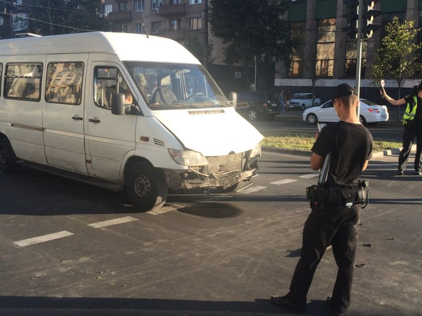У центрі Запоріжжя сталася аварія з маршруткою - шестеро постраждалих - фото 2