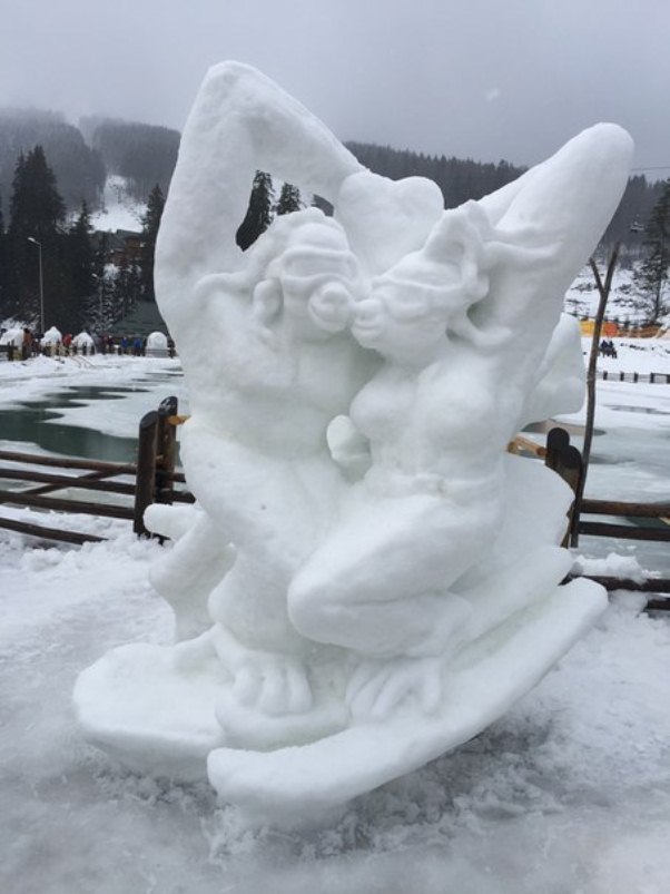 На Буковелі ліпили снігові скульптури про любов - фото 2
