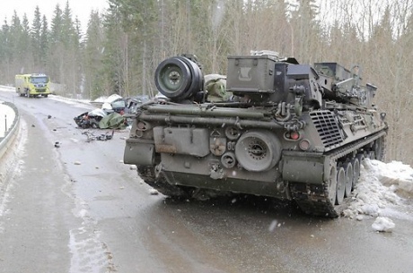 У Норвегії танк врізався у автомобіль - фото 1