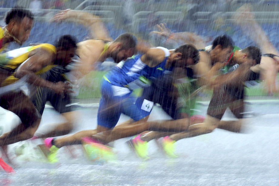 Як легкоатлети бігли під час неймовірної зливи - фото 1