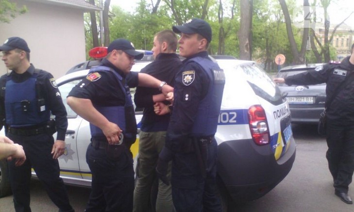 В Одесі на Алеї Слави поліція затримала активіста "Азову" - фото 1
