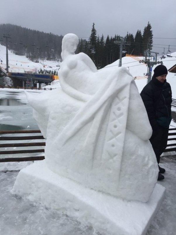 На Буковелі ліпили снігові скульптури про любов - фото 1