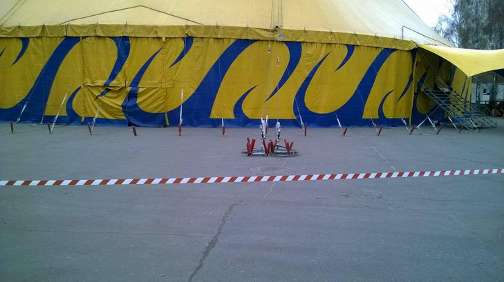 У Дніпропетровську задля будівлі цирку у парку повалили ліхтарі - фото 2