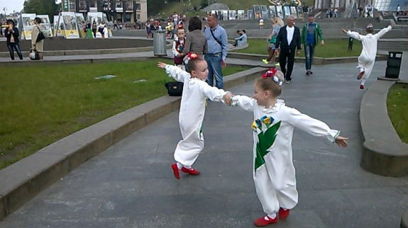 На противагу мітингам: На Хрещатику танцюють діти та гуляють кияни (ФОТО) - фото 1