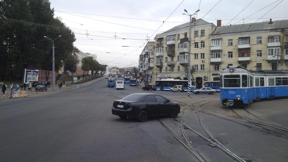 Чому в центрі Вінниці стояв весь громадський транспорт - фото 1