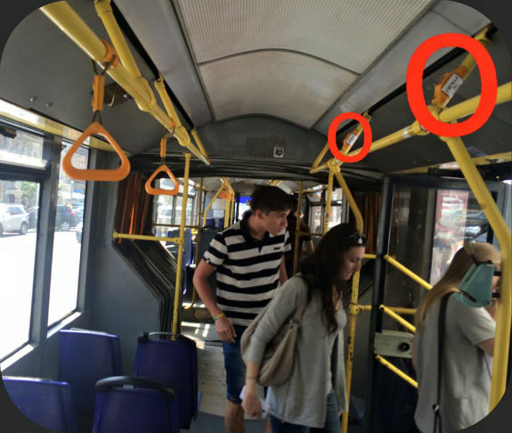 Пасажири столичних тролейбусів занадто низькі – не дістають до кнопки сигналу водію (ФОТОФАКТ) - фото 1