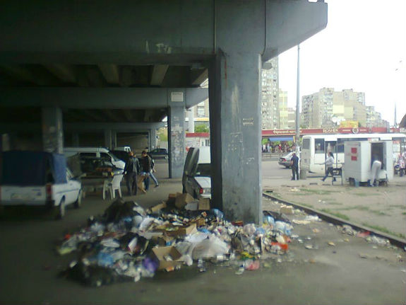 Столична станція метро перетворилася на сміттєзвалище (ФОТОФАКТ) - фото 1