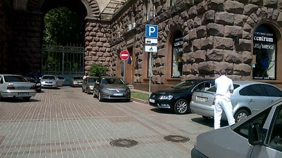 Під столичною мерією на пішохідній зоні діє VIP-парковка (ФОТОФАКТ) - фото 2